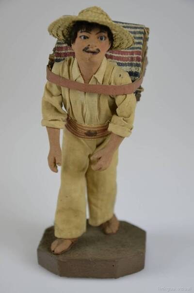 Figura costumbrista de hombre con equipaje