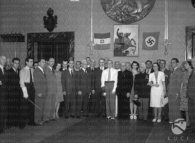 Rome the Greek master Agesilao poses with a large group of people in a hall — No identificado