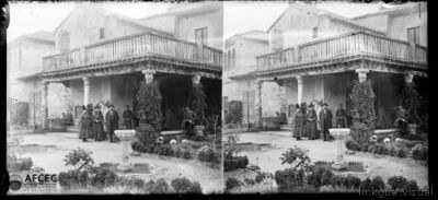 Retrat d'un grup de visitants als jardins de la casa museu del Greco a Toledo — Blasi i Vallespinosa, Francesc, 1872-1951