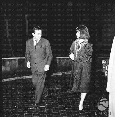 Juliette Greco goes to the theater — No identificado