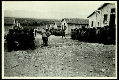 Ai campi DI concentramento dell'Italia centrale e meridionale. - giugno 1918. Al campo DI Sulmona. Ponte d'amore greco slovacchi. Alle baracche: l'appello giornaliero — No identificado