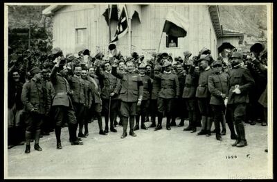Ai campi DI concentramento dell'Italia centrale e meridionale. - giugno 1918. Al campo DI Sulmona. Ponte d'amore greco slovacchi. Ufficiali italiani e greco slovacchi fanno un urrà alle bandiere — No identificado