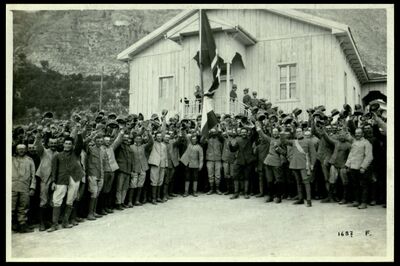 Ai campi DI concentramento dell'Italia centrale e meridionale. - giugno 1918. Al campo DI Sulmona. Ponte d'amore greco slovacchi. Un urrà deisoldati alle bandiere — No identificado