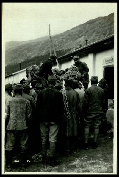 Ai campi DI concentramento dell'Italia centrale e meridionale. - giugno 1918. Al campo DI Sulmona. Ponte d'amore greco slovacchi. Il pane ai prigionieri — No identificado