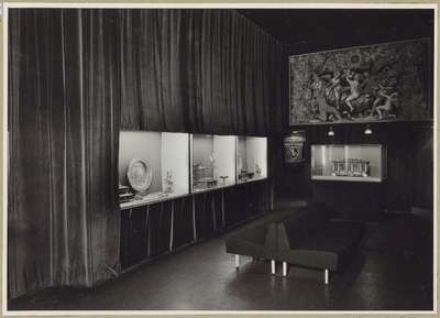 Zaal een wandtapijt, vitrines edelsmeedkunst, een kist en banken — No identificado