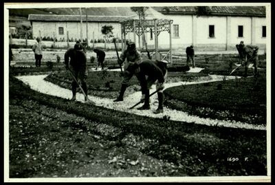 Ai campi DI concentramento dell'Italia centrale e meridionale. - giugno 1918. Al campo DI Sulmona. Ponte d'amore greco slovacchi. I lavori in giardino — No identificado