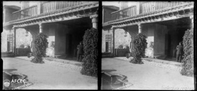 Pati de la casa del Greco a Toledo amb una persona en un porxo — Torras i Buxeda, Òscar, 1890-1975