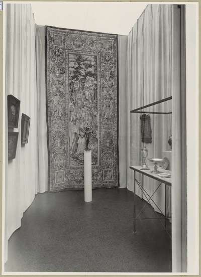 Zaal schilderijen, een beeld, een wandtapijt en een vitrine edelsmeedkunst — No identificado