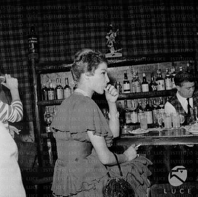 Cosetta Greco al bar — No identificado