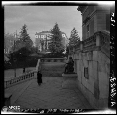 Una dona contemplant el monument a Goya a les escales del Museu del Prado de Madrid — Blasi i Vallespinosa, Francesc, 1872-1951