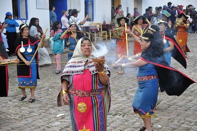 Procesión inca en el mercado de Písac
