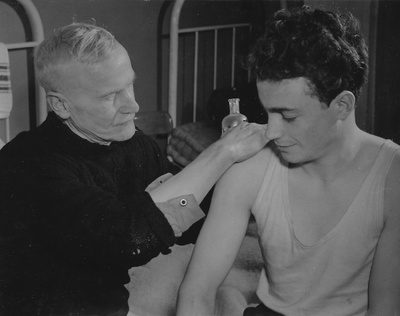 Italiaans gezellenhuis te Simpelveld. Ziekenverpleger opa Leo Godschalk masseert Ugo D' Inca, werkzaam bij de staatsmijn Enna, werknummer 3937. Zie foto op fotokaart 17.55 foto-archief DSM, doos — No identificado