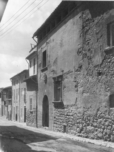 Façanes en un carrer d'Inca — Samper, Baltasar, 1888-1966 ; Morey, Ramon