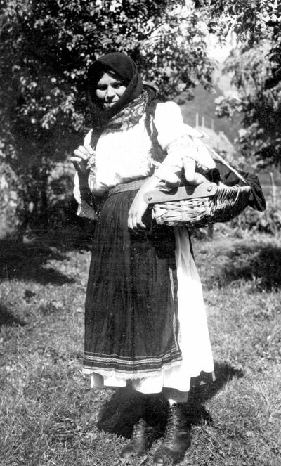 Woman with cradle and child from Inca, jud. Alba (1939) — Lucia Apolzan