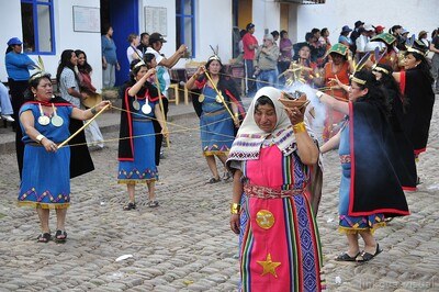 Procesión inca en el mercado de Pisac