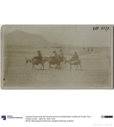 Mujeres indígenas cabalgando sobre las ruinas de una ciudad inca. Santán cerca de Trujillo, Perú, Cordillera de la costa