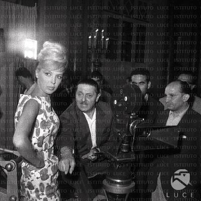 Blasetti and the Mayan wearer on the set of the film — No identificado