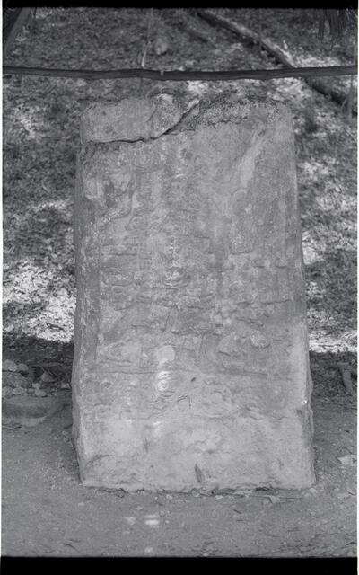 Yaxha, Stela (YXH: St. 4) — No identificado