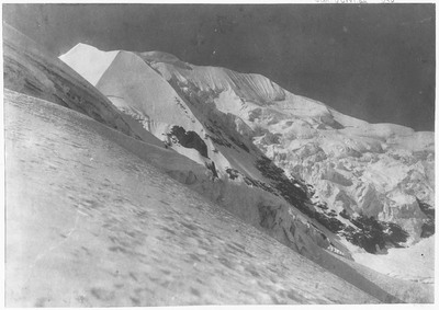 Blick auf den Hauptgipfel des Illimani von Westen aus, von M Höhe — No identificado