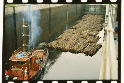 Murillo, a tugboat from Enso-Gutzeit, tows a large bunch in the canal — No identificado