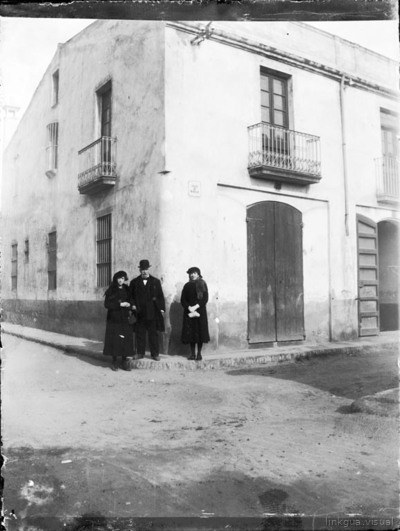 Retrat d'un grup de gent a 'la calle Murillo'