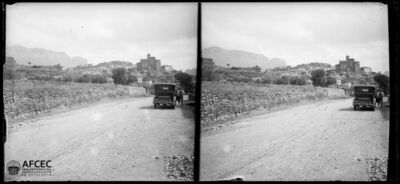 Cotxe aturat a la carretera amb el poble de Murillo al fons — Torras i Buxeda, Òscar, 1890-1975
