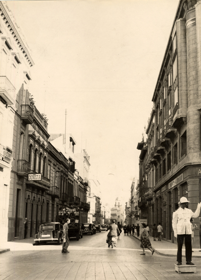 POLICÍA LOCAL DIRIGIENDO el TRÁFICO en la ESQUINA de VIERA y CLAVIJO y BRAVO MURILLO [Material gráfico] — HERNÁNDEZ GIL, JULIÁN