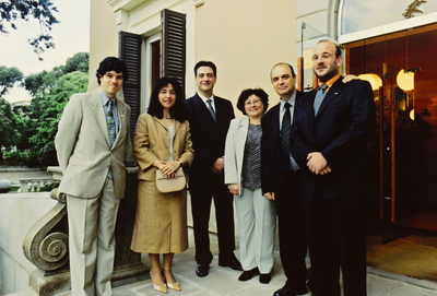 Retrat de grup del Rector Josep Ferrer, de la Sra. Carme Murillo, del Sr. Josep Casanovas, padrí en l'acte de nomenament I investidura del Sr. John L. Hennessy, I de quatre persones més — Pareto, Jordi