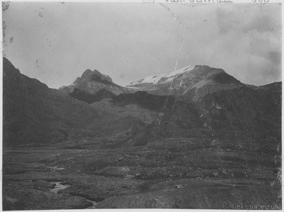Fondo de valle glaciar en el alto valle de Palca, con el Mururata al fondo