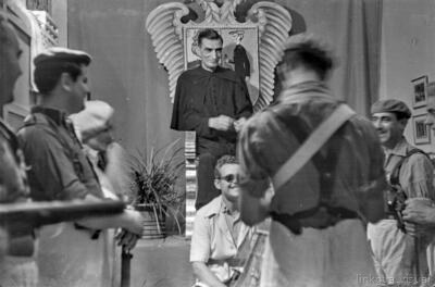 Escena con milicianos y un sacerdote, posiblemente rodaje o representación teatral