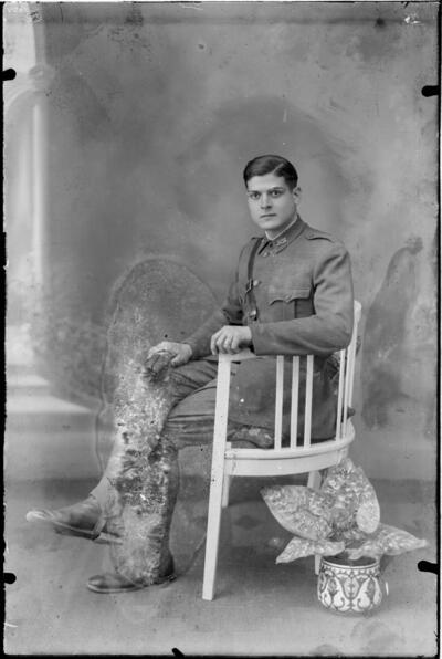 Retrato de estudio de un militar español sentado — No identificado