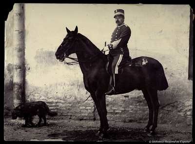 Retrato ecuestre de un oficial militar español con un perro, finales del siglo XIX o principios del XX — No identificado