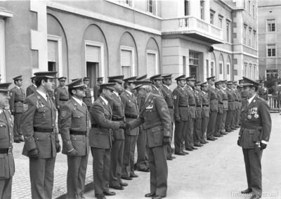 Saludo militar entre oficiales durante un acto oficial
