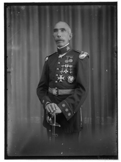 Retrato de un oficial militar español con condecoraciones y sable — No identificado