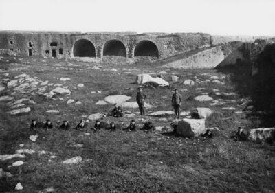 Soldados españoles en posición frente a unas ruinas abovedadas