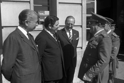 Reunión de personalidades civiles y militares en el exterior de un edificio