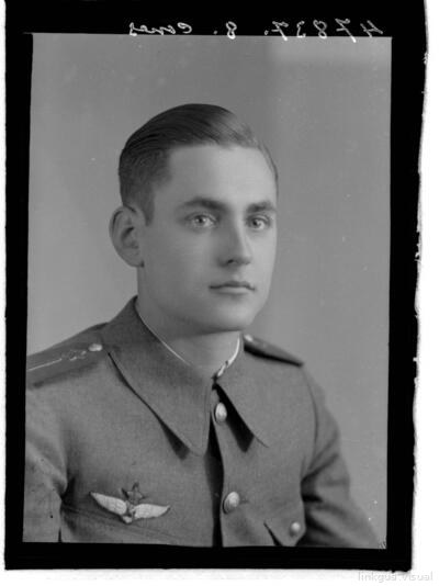 Retrato de militar del cuerpo de aviación
