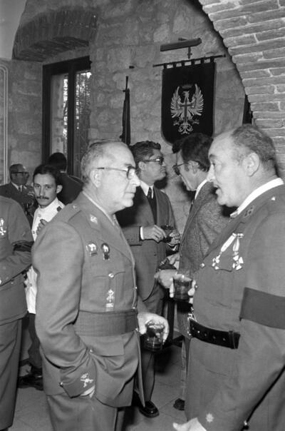 Reunión de oficiales del ejército español en un acto social