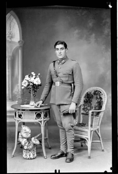 Retrato fotográfico de estudio de un militar español con uniforme de época