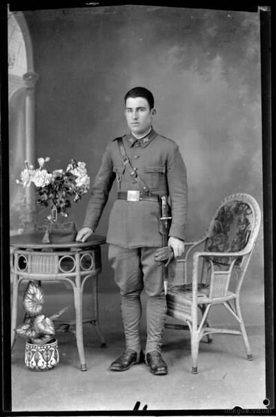 Retrato de estudio de un soldado español — No identificado
