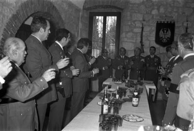 Brindis de oficiales del ejército español durante una celebración — No identificado