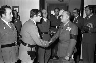 Recepción oficial con saludo entre mandos de la Policía Armada y del Ejército