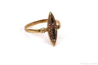 Anillo de oro con engaste de pedrería en forma de lanzadera — No identificado
