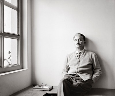 Retrato en blanco y negro de un hombre maduro con bigote — No identificado