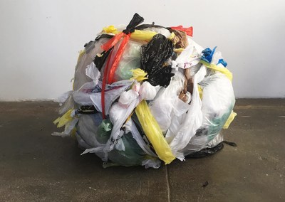 Una esfera hecha de bolsas de plástico de diversos colores