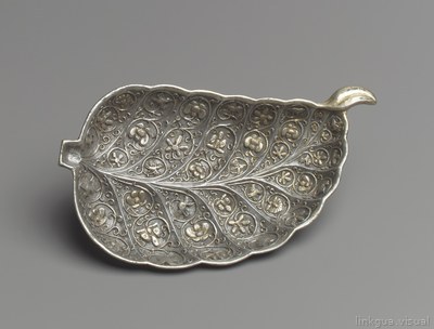 Leaf-shaped dish