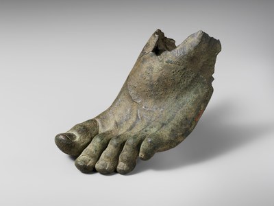Un fragmento de bronce de un pie de una escultura antigua muestra… — No identificado