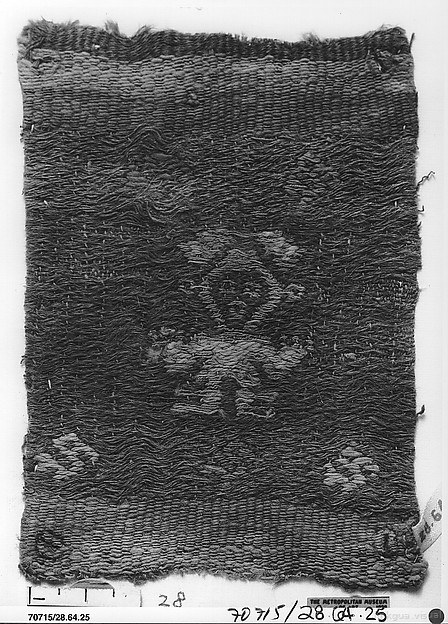 Fragmento de tejido con figura emplumada
