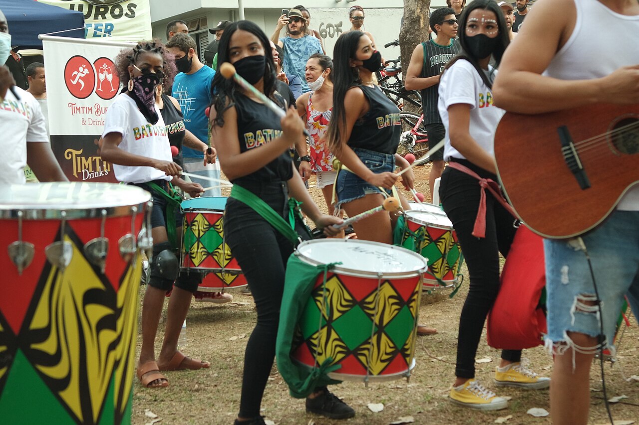 Garota batucando