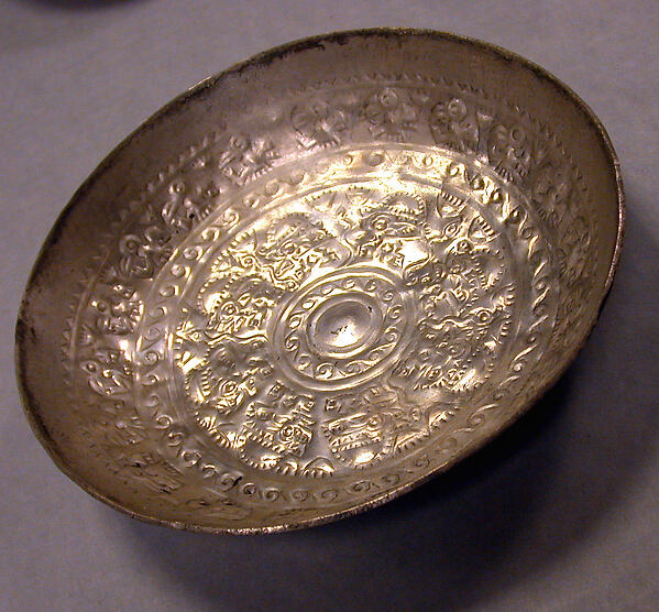 Pair of bowls with repoussé work — Anónimo chimú